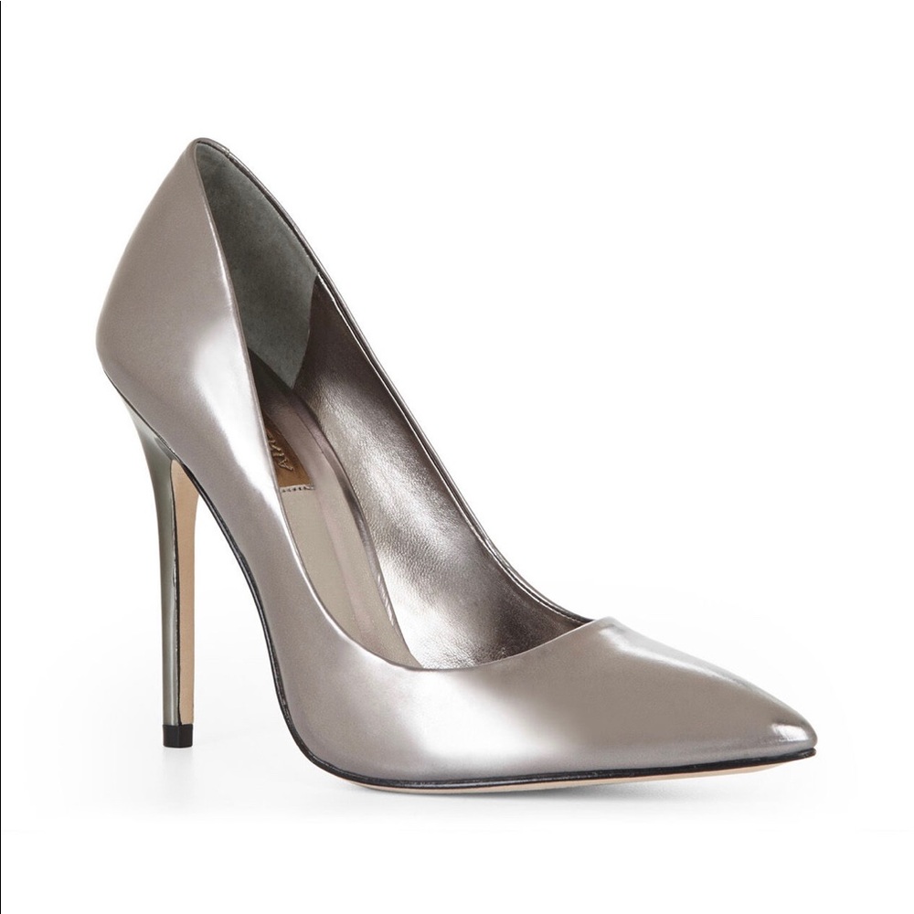 **NOT FOR SALE***TAG ME IF YOU ARE SELLING SHOES LIKE THIS SIZE 6
